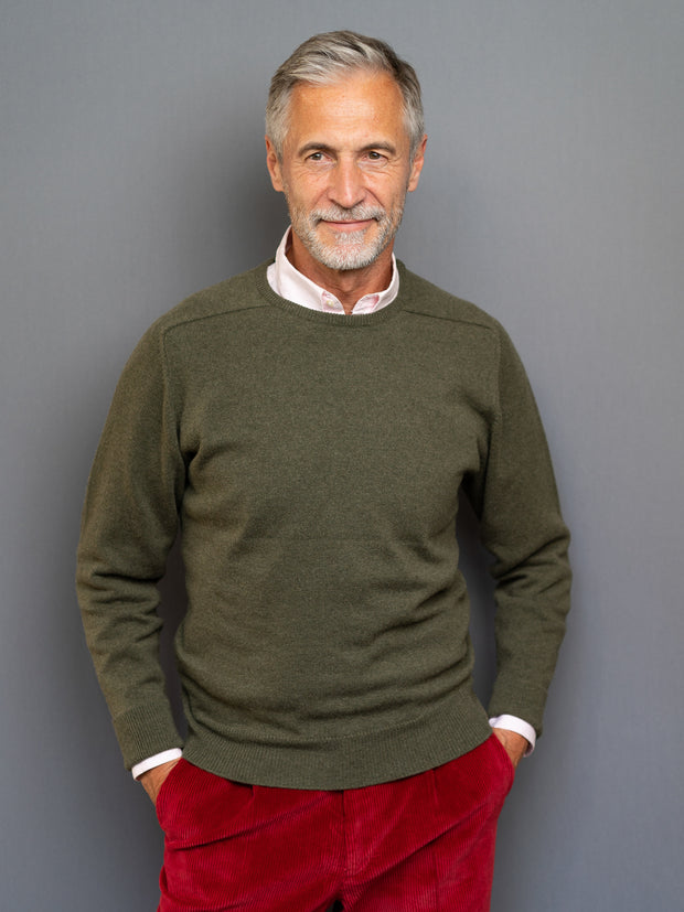 Cashmere sweater (3-ply) with C-neck in modern colours