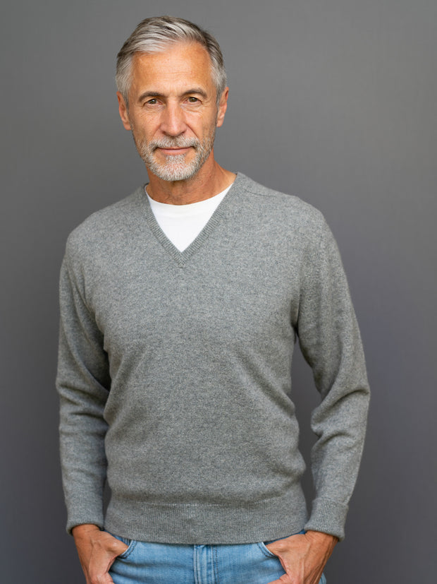 Cashmere sweater (3-ply) with V-neck in classic colours
